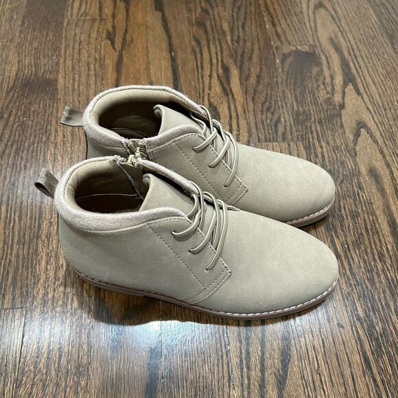 NEW KIDS' GABRIEL CHUKKA BOOT IN TAN ROOT Size 4 - Picture 2 of 9